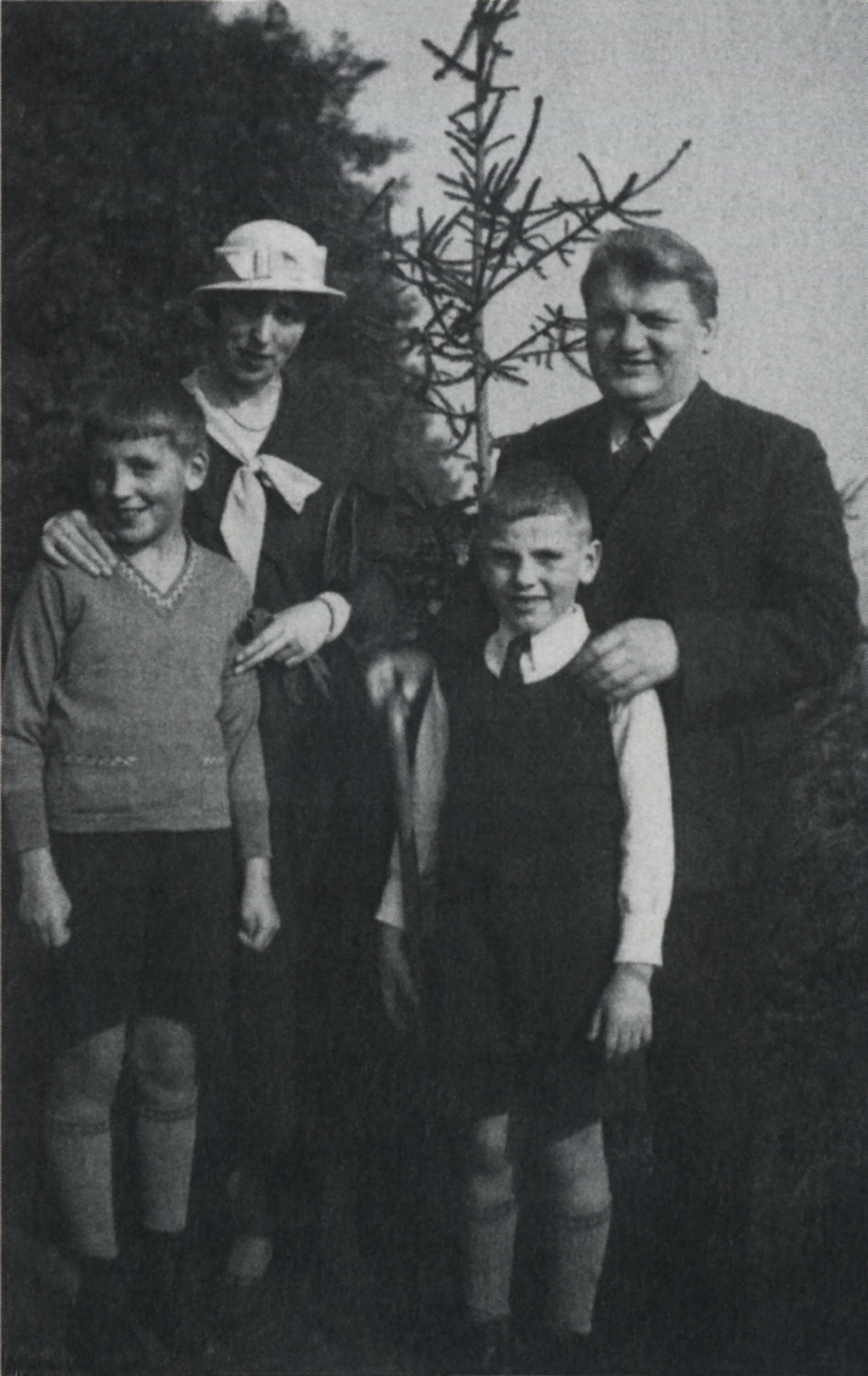 Konrad Arndt mit Ehefrau Betty und den Söhnen Günter und Rudi (r.) während eines Ausflugs zum Chausseehaus, 1933